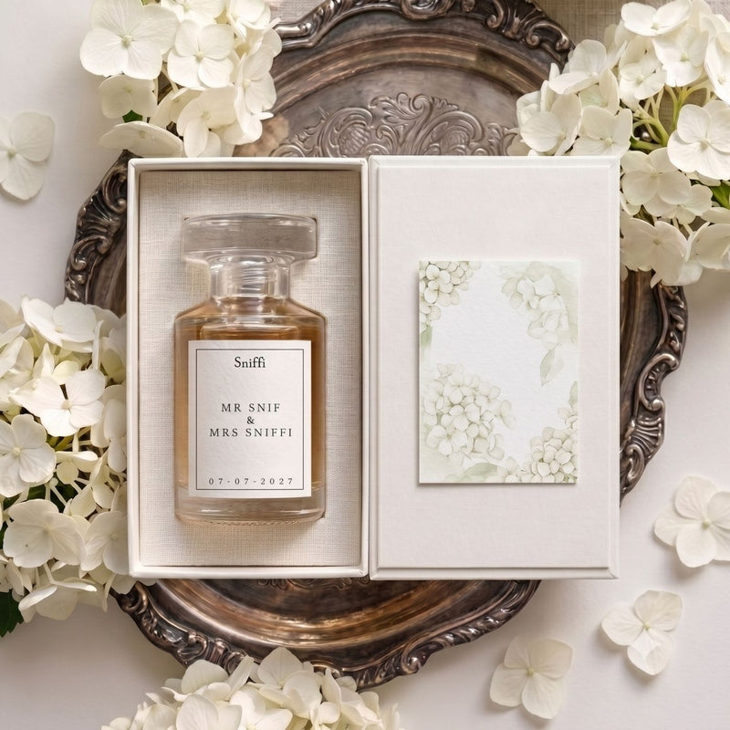 Luxe 8ml glazen parfumflesje met de exclusieve bruiloft geur, gegeven als uniek trouwbedankje voor de Olfactory Dresscode.