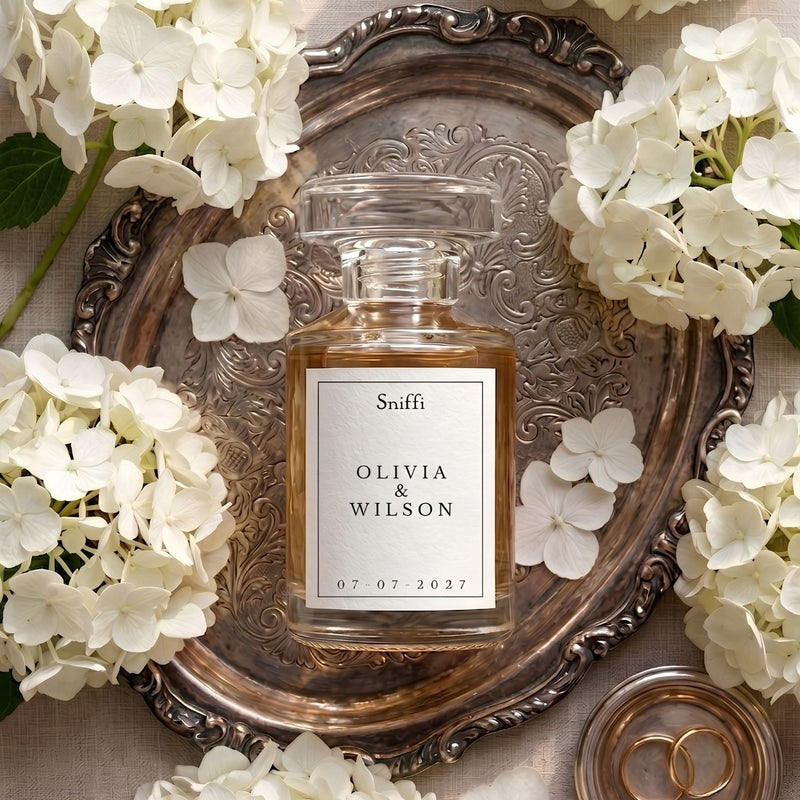 Gepersonaliseerd trouwparfum in een elegant 8ml flesje, de perfecte memory in a bottle voor alle aanwezige gasten.