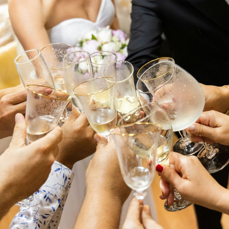 Een prachtig toast bij het bruiloftsdiner, sfeervol verrijkt met onze toereikende Venue Immersion geurverspreiding.